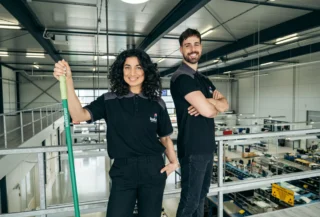 Schoonmaker glasbewassing in Den Haag