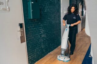 Vloeronderhoud tijdens hotel schoonmaak