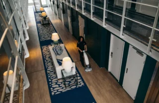 Schoonmaker in hotel